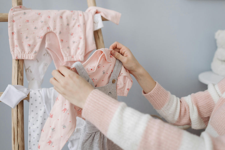 Cosa resta nei vestiti: le sostanze tossiche nei detersivi per la lavatrice e i rischi per i più piccoli